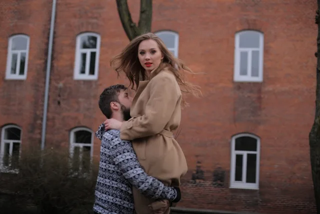 彼氏のスキンシップが多すぎる理由と上手な対処法